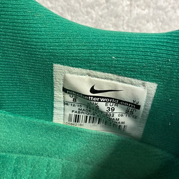 Nike green athletic shoes - Picture 9 of 9